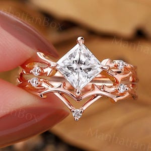 Zestaw pierścionków zaręczynowych z moissanitem w szlifie księżniczki – zestaw obrączek ślubnych z różowego złota z motywem gałęzi – pierścionek inspirowany naturą, skręcany, składany, ManhattanBox