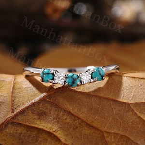 Alianza curva de turquesa y moissanita - Anillo único a juego en oro blanco - Delicado anillo de inspiración natural para ella de ManhattanBox