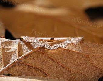 Leaf design Wedding Band Rose gold Delicate Nature inspired Bridal Ring Unique Stackable Curved Band Minimalist Anniversary proposal ring