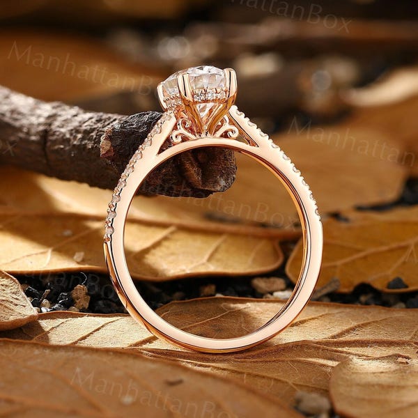 Klassischer ovaler Moissanit Verlobungsring - Roségold Vintage Versteckter Halo Versprechensring - Pave Eternity Zarter Ehering von ManhattanBox