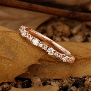 Alianza de bodas de oro rosa con diamantes - Alianza apilable de moissanita vintage - Anillo de promesa minimalista de media eternidad de ManhattanBox
