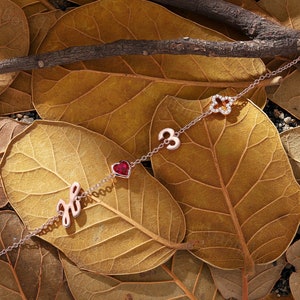 Pulsera personalizada con dije de corazón de rubí - Joyas con letras y números personalizados - Delicado regalo familiar grabado para hermanas de ManhattanBox