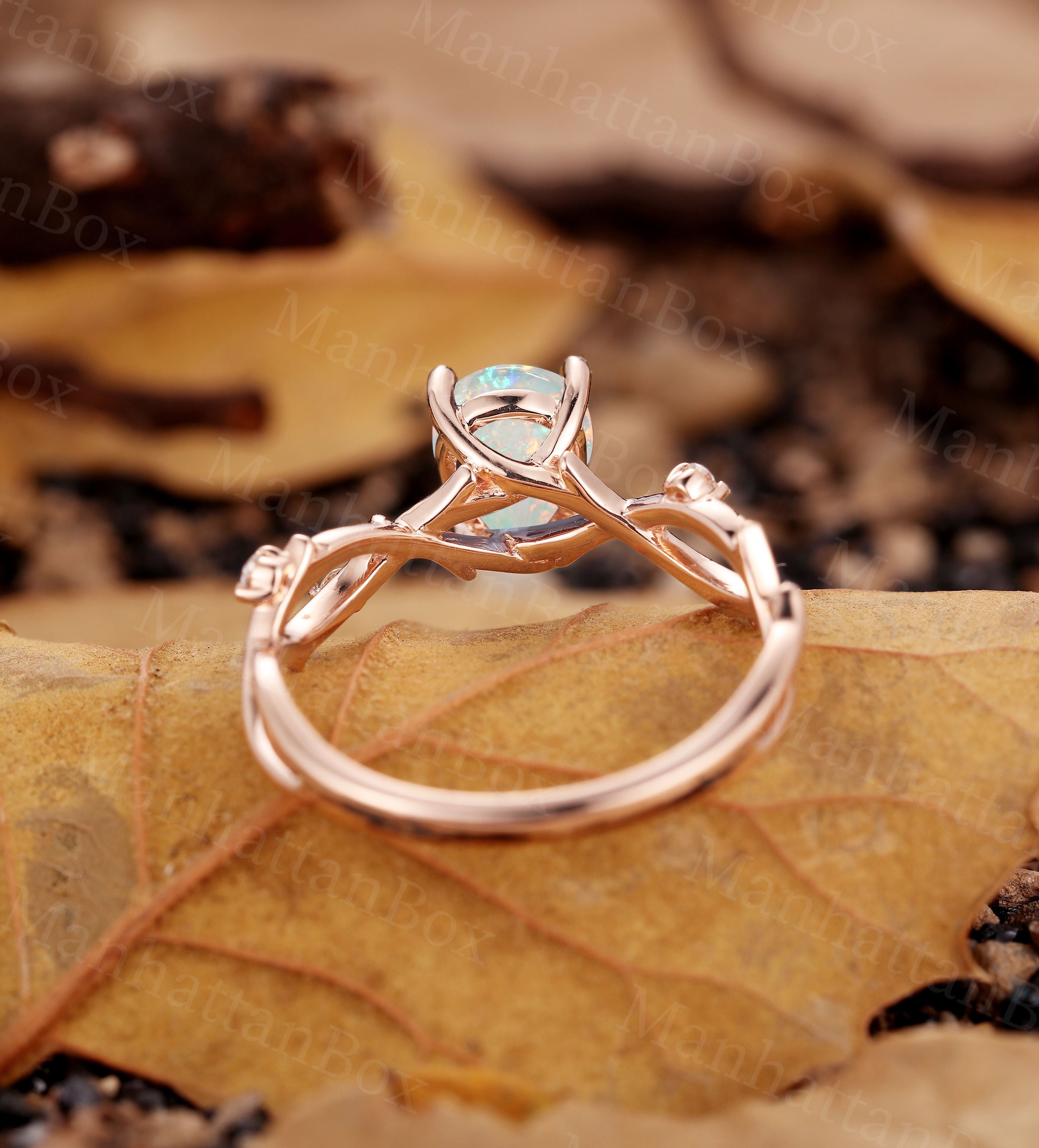 18kt white gold Foglia leaf diamond ring