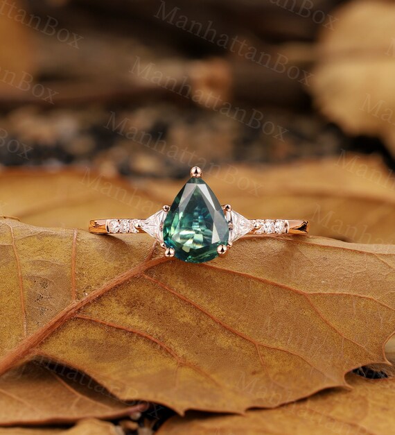 Anello di fidanzamento Art Deco con pavone e zaffiro Anello di nozze vintage con goccia di zaffiro verde acqua Anello unico in oro rosa con promessa di Manhattan Box Etsy Italia