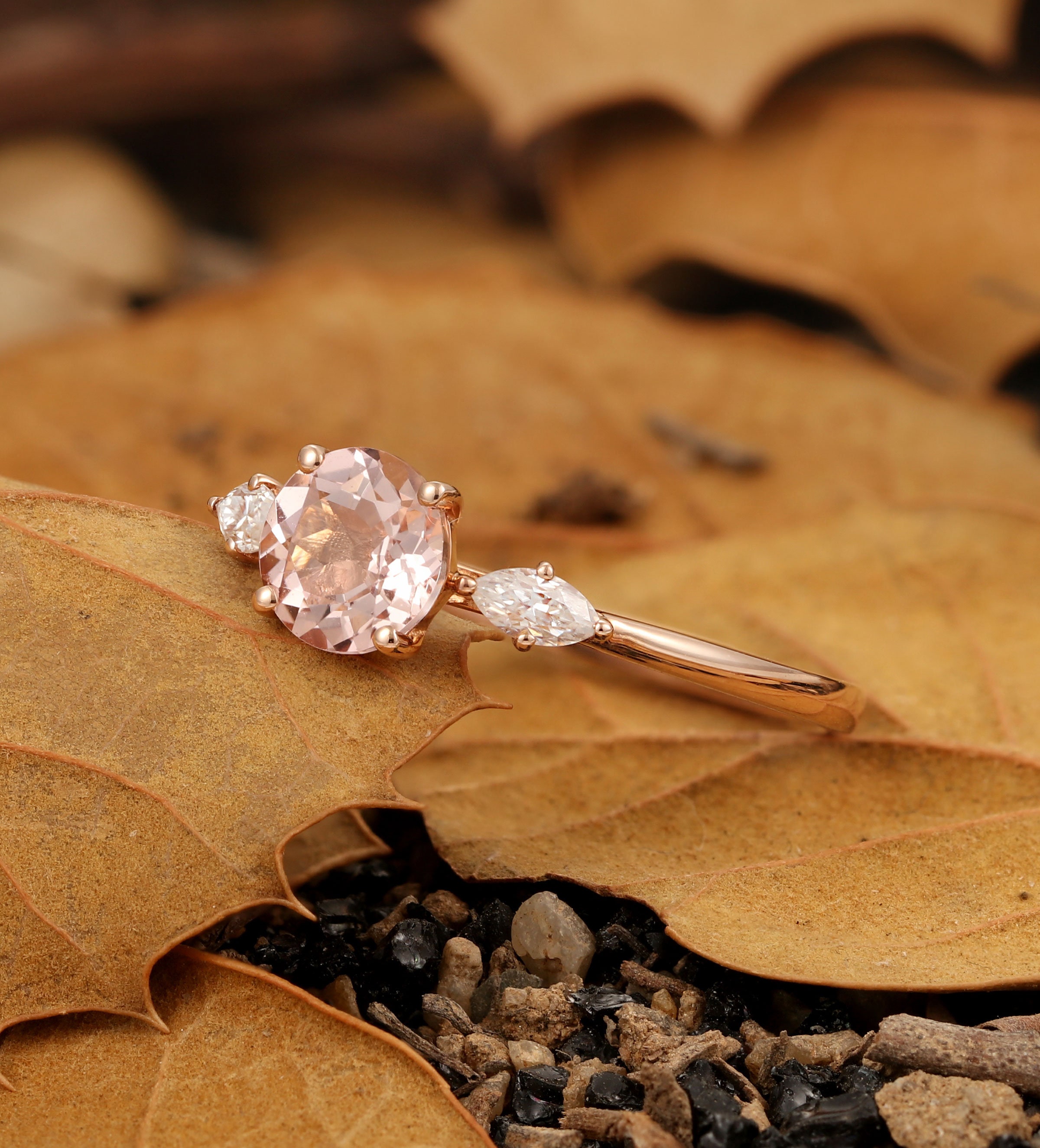 マンハッタンボックスの3ストーンラウンドモルガナイトエンゲージ