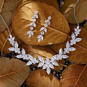 Elegante conjunto de joyas de boda de moissanita: moderno conjunto de collar y pendientes de oro blanco de ManhattanBox.