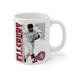 Può includere: Una tazza da caffè in ceramica bianca con un'illustrazione rosso e bianca di un giocatore di baseball e una citazione del giocatore. La citazione dice "Non volevo porre un limite di tempo a me stesso. Sapevo che se fossi uscito e avessi giocato duro, avessi continuato a migliorare, quella è la cosa più importante. Continuare a migliorare, che le cose sarebbero successe." La tazza presenta anche un logo di baseball rosso e bianco con il testo "All-Stars".