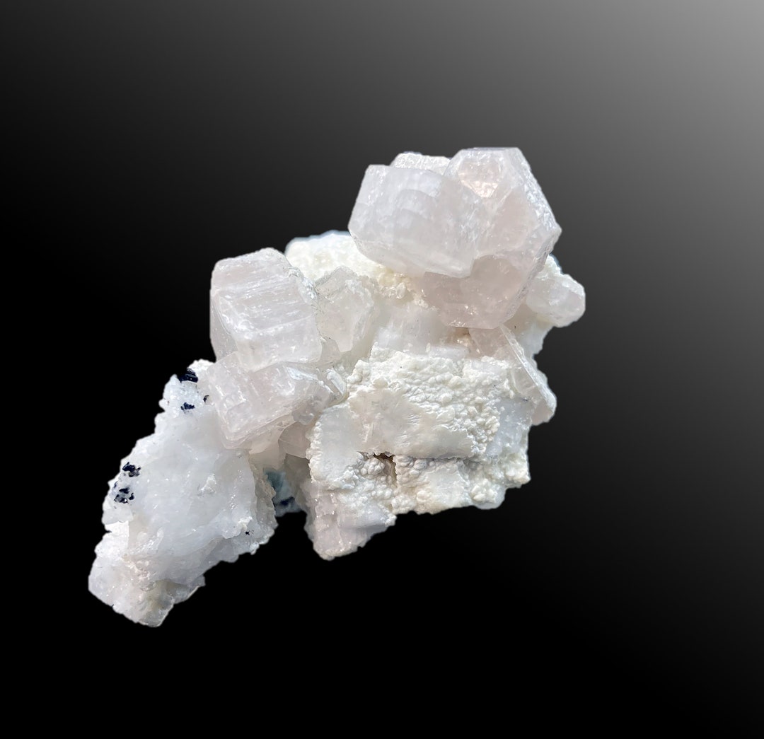 Fluorapatite rose fluorescent UV sur Albite, district de Shigar ...