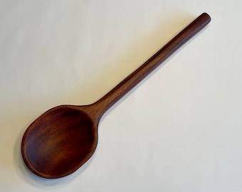 Cuchara de mango largo tallada a mano
