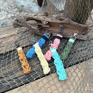 Macramé Wristlet Keychain with Accent Color ||| Handmade Macrame Criss-Cross Wristlet ||| Boho Keychains and Wristlets || Gift for her, mom