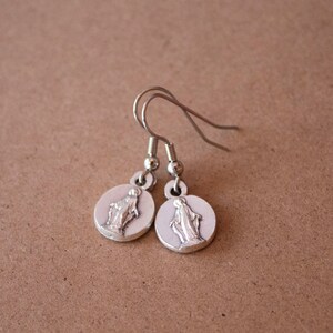 Miraculous Medal / Our Lady of Grace Round Antique Silver Tiny Mary Earrings 1/2 imagem 2