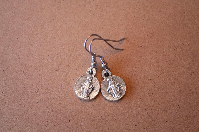 Miraculous Medal / Our Lady of Grace Round Antique Silver Tiny Mary Earrings 1/2 imagem 1