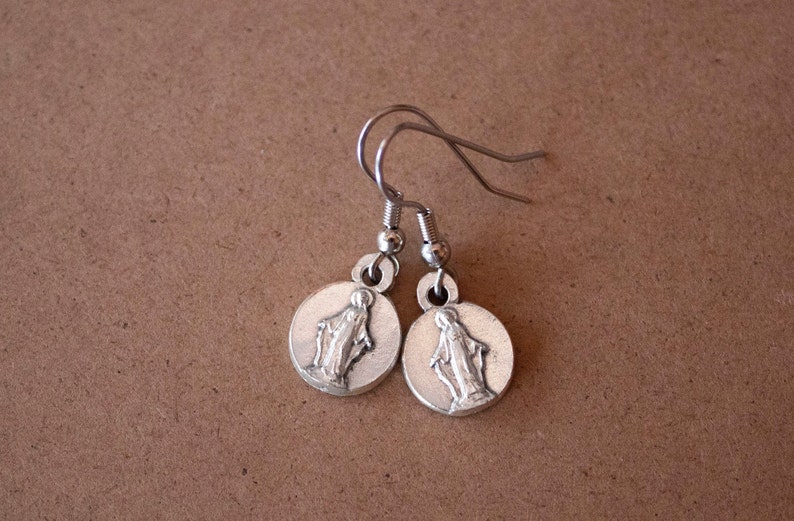 Miraculous Medal / Our Lady of Grace Round Antique Silver Tiny Mary Earrings 1/2 imagem 4