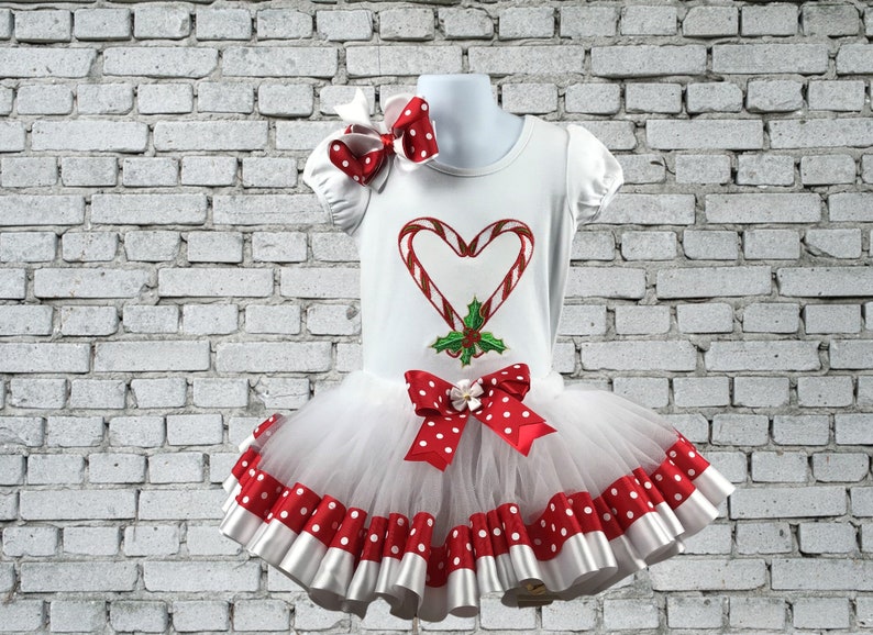 Conjunto navideño para niña, camiseta con estampado de bastón de caramelo, tutú con lazo, conjunto de lunares rojos, conjunto para fiesta navideña, camiseta personalizada, camiseta bordada. imagen 1