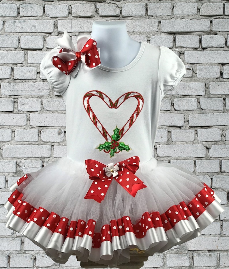 Conjunto navideño para niña, camiseta con estampado de bastón de caramelo, tutú con lazo, conjunto de lunares rojos, conjunto para fiesta navideña, camiseta personalizada, camiseta bordada. imagen 2