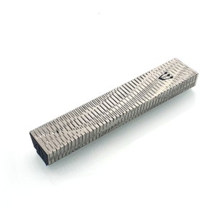 Stream Lines 4.5" - Edelstahl, moderne Mezuzah Hülle. Hergestellt in Israel. Passt bis zu 4"/10 cm Rollen. Weltweit kostenloser Versand.