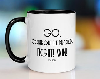 ir. Enfréntate al problema. ¡pelear! ¡ganar! cita motivacional MUG de Edna Mode en 4 colores. Regalo inspirador amante del café.