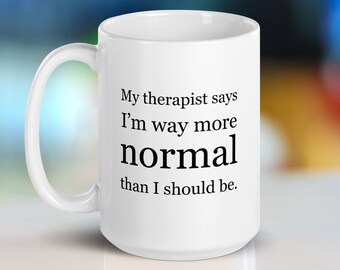 Mi terapeuta dice que soy mucho más normal de lo que debería ser Taza BLANCA Regalo de terapia divertida para personas "normales", amantes del café y bebedores de té
