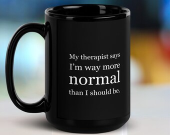 Mi terapeuta dice que soy mucho más normal de lo que debería ser Taza NEGRA Regalo de terapia divertida para personas "normales", amantes del café y bebedores de té