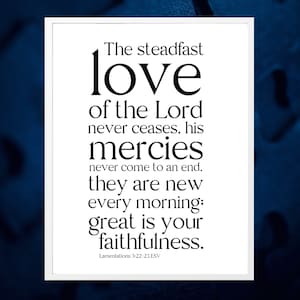 Può includere: Stampa tipografica in bianco e nero con una citazione da Lamentazioni 3:22-23 ESV: "L'amore costante del Signore non cessa mai, le sue misericordie non hanno fine, sono nuove ogni mattina; grande è la tua fedeltà."