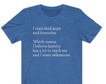 Leí chicos muertos y notas al pie de página Unisex Jersey Tshirt regalo para amantes de los libros, estudiantes, pastores, maestros, investigadores, nerds de la historia y la teología