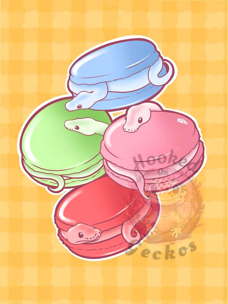 以下が含まれることがあります： ヘビのデザインが施された、4つのカラフルなマカロンのイラスト。マカロンは青、緑、ピンク、赤で、それぞれヘビの頭と体が付いています。背景は黄色のチェック柄です。