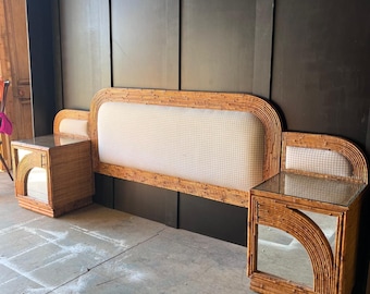 Cabecero de cama doble vintage de bambú con mesitas de noche con espejo incorporadas.