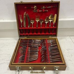 Italienskt bestickset i teak med handtag från mitten av århundradet, 100 delar