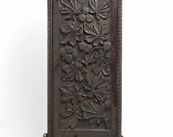 Armario esquinero de pared victoriano de roble tallado, muy decorativo.