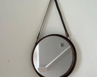 Ronde wandspiegel met metalen lijst en ophanglus