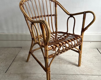Silla vintage de bambú con brazos.