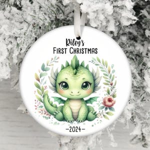 Adorno PNG para la primera Navidad del bebé 2024, adorno de dragón verde para bebé por sublimación, regalo para mamá primeriza, diseños de adornos personalizados con el nombre del bebé
