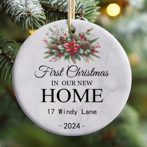 Premier Noël dans notre nouvelle maison ornement PNG, notre première maison 2024 ornement, décoration d'adresse de maison personnalisée PNG, cadeau de mariage