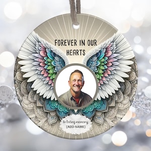 Pour toujours dans nos coeurs ornement photo commémoratif PNG, ornement du souvenir ailes d'ange PNG, ornement commémoratif nom date PNG