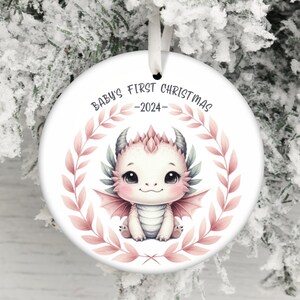 Premier Noël 2024 ornement PNG de bébé fille, sublimation PNG d'ornement bébé dragon rose, cadeau nouvelle maman, téléchargement immédiat
