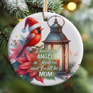 Tengo un ángel en el cielo llamado mamá, adorno PNG, adorno de recuerdo de duelo de mamá madre, adorno navideño conmemorativo de cardenal PNG