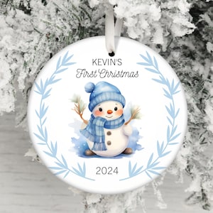 男の子の初めてのクリスマス 2024 オーナメント PNG、かわいい雪だるまオーナメント昇華、新米ママへのギフト、パーソナライズされた赤ちゃんの名前オーナメントデザイン