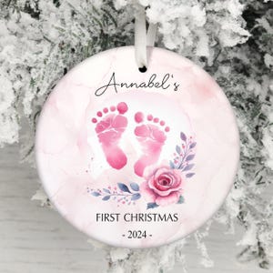 Prénom ornement de Noël PNG de bébé fille, ornement de pieds de bébé rose nouveau-né sublimation PNG, ornement de bébé personnalisé, cadeau de nouvelle maman