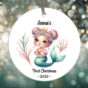 Adorno PNG para la primera Navidad de 2025 de niña, adorno de sirena sublimado, regalo para mamá primeriza, adorno personalizado con el nombre del bebé