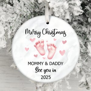 Mamãe e papai te veem em 2025 Ornamento PNG, Pés de bebê Ornamento Sublimação PNG, Presente para futura mamãe, Presente para chá de bebê