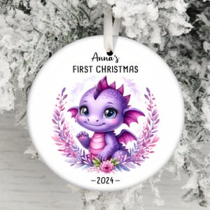Premier Noël 2024 ornement PNG de bébé fille, sublimation d'ornement de dragon bébé violet, cadeau nouvelle maman, ornement de nom de bébé personnalisé