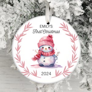 Adorno PNG para la primera Navidad de 2024 de niña, bonito adorno de muñeco de nieve por sublimación, regalo para nueva mamá, diseños de adornos personalizados con el nombre del bebé