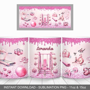 Op de afbeelding: Drie roze sublimatiemokken met een roze glitterachtergrond en een druppelend roze glitterontwerp. De mokken hebben een roze aquarelontwerp van fitnessapparatuur, waaronder een loopband, gewichten, een hometrainer en een gewichtsapparaat. De middelste mok heeft de naam "Amanda" erop.
