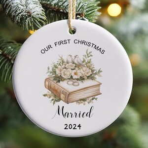 Nosso Primeiro Natal Casado 2024 Ornamento PNG, Casais Sr. e Sra. Ornamento PNG, Download Instantâneo, Buquê Floral, Presente de Casamento para Recém-casados