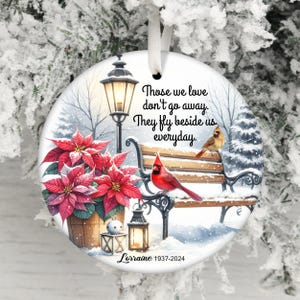 Adorno conmemorativo con cita de cardenal PNG, Adorno conmemorativo personalizado PNG, Adorno navideño conmemorativo de cardenal femenino