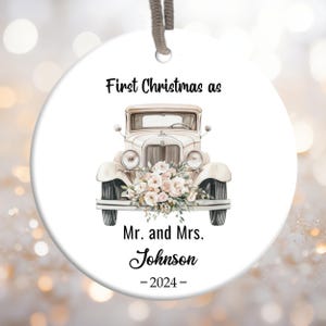 Adorno PNG para la primera Navidad como señor y señora 2024, Adorno de coche antiguo para boda PNG, Regalo personalizado para recién casados, Adorno para agregar nombre de familia PNG