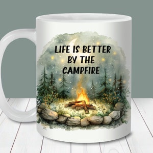 La vie est meilleure près du feu de camp Mug Wrap PNG, modèle de tasse 11 oz et 15 oz, téléchargement numérique instantané, conceptions de tasse de camping, tasse à café de camping-car