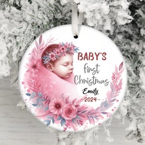 Premier Noël 2024 ornement PNG de bébé fille, sublimation d'ornement de bébé PNG, cadeau nouvelle maman, motifs personnalisés d'ornement de nom de bébé