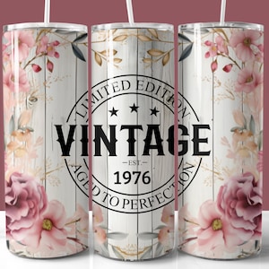 Envoltorio para vaso de cumpleaños vintage de 1976 con diseño floral rosa, fecha de nacimiento personalizada, descarga digital PNG de 20 oz, envejecido a la perfección.