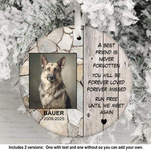 Könnte beinhalten: Runder Gedenk-Ornament mit einem Porträt eines Deutschen Schäferhundes namens Bauer. Das Ornament hat einen steinartigen Rand und eine Holztafel mit dem Text "Ein bester Freund wird nie vergessen." Enthält ein weißes Band zum Aufhängen.